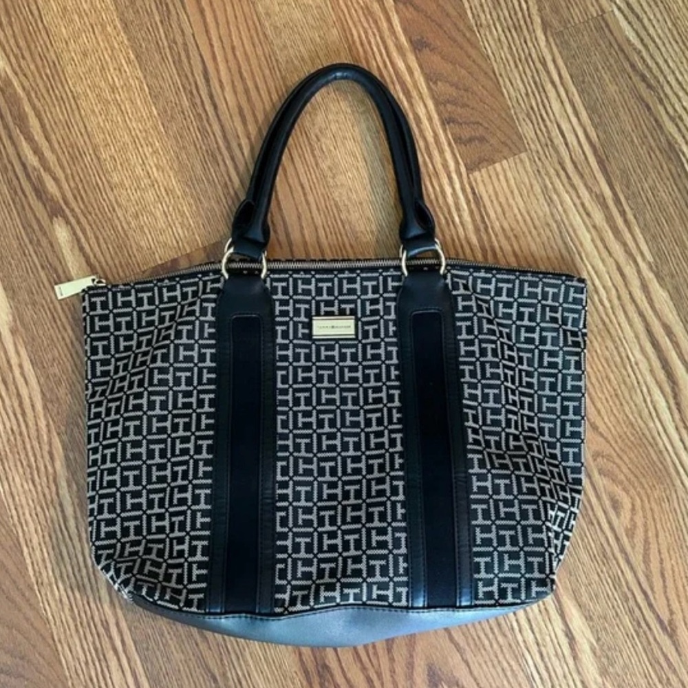 Tommy Hilfiger Monogram navy blue and white tote 🌷💎